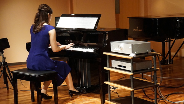 オンキヨー＆パイオニアマーケティングジャパンと河合楽器製作所の共同発表会。プリメインアンプ「A-9150」で音楽を再生し、デジタルピアノ「NOVUS HYBRID NV10」で伴奏している