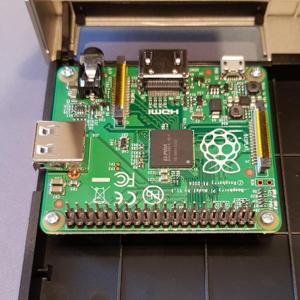 小さなRaspberry Pi A＋の基盤。USBポート、HDMIポート、AUXジャック、microSDカードスロット、microUSB（AC-IN）が配置されている