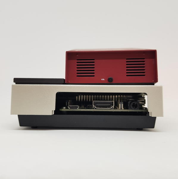 MZ-80Cの背面。左から受電用microUSBポート、HDMI出力ポート、AUX端子