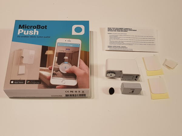 パッケージの中はMicroBot Push 2（第2世代）本体と、スペーサー（3枚）、両面テープやベルクロ、黒いゴムのクッションなどが入っている