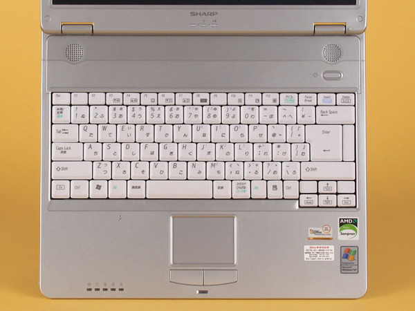 写真3　パームレストにUVコーティングを施したPC-AE50Jのキーボード。