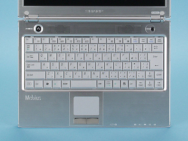 写真2　本体のデザインに合わせてシルバーカラーのキートップを採用するPC-MW70Jのキーボード。