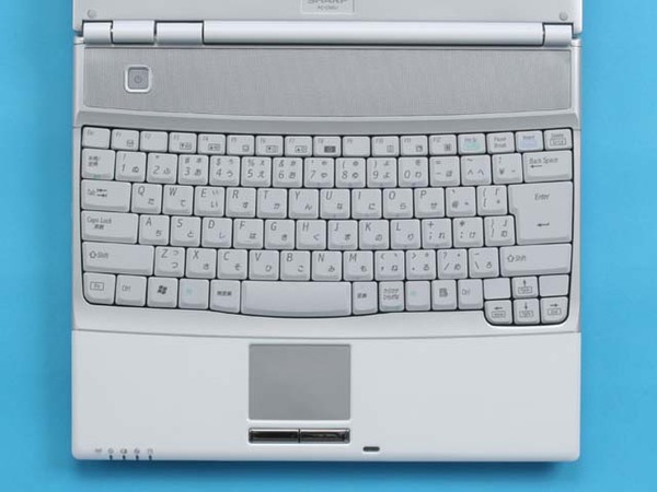  写真2　“スマイルカーブデザイン”採用のPC-CS50Jのキーボード。