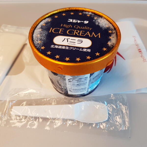 新幹線車内で270円で買えるスジャータ「スーパープレミアムアイスクリーム」は味はもちろんだが、味より有名なのがそのカチコチ度だ。クーラーボックスから取り出して、テーブルに置かれたときはたいてい霜が張り付いている