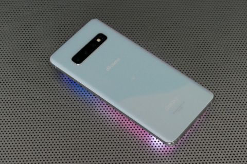 電池が足りなくなるほど、使い倒したくなる「Galaxy S10」 | ASCII