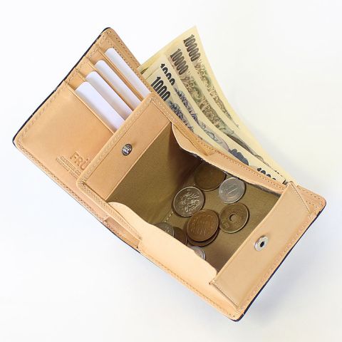 小銭が取り出しやすい！日本の熟練職人が作り上げた2つ折り財布 - 週刊アスキー