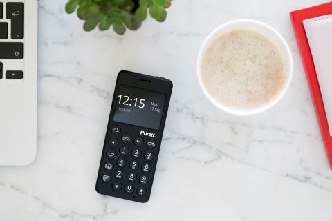 Punkt. フィーチャーフォン ブラック スマホ時代にあえて登場 約4.4万円の“ガラケー”Punkt.「MP02」 | ASCII