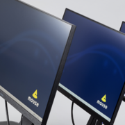 多機能スタンドで置き場所にも困らない、2万円台のディスプレー