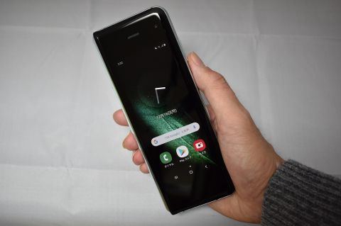 M01 折りたたみ式スマートフォン ブラック/シルバー この超大画面をどう使う？ 24万円の折りたたみスマホ「Galaxy Fold
