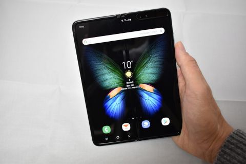 M01 折りたたみ式スマートフォン ブラック/シルバー この超大画面をどう使う？ 24万円の折りたたみスマホ「Galaxy Fold