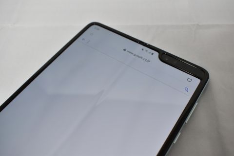 この超大画面をどう使う？ 24万円の折りたたみスマホ「Galaxy Fold