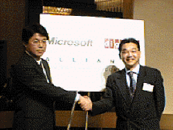 握手をする日本DECの渡邊邦昭社長（右）と、