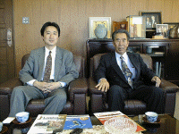 高基秀氏（右）と原田幸一氏（左）。「この業界は若い業界なので、私のような年寄りより若い人を撮って」