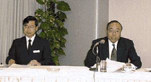 左が、塩出泉代表取締役。右は、寺澤正雄・日本HP代表取締役専務（コンピュータ事業統括）