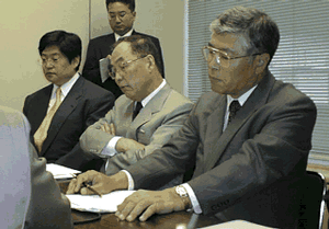 　左から、西和彦社長、大川功会長、橋本孝久副社長。
