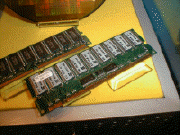 Samsongのブースでは，Resister Buffer SDRAMなど，次世代メモリが展示されていた。 