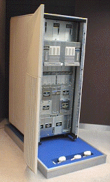 CMPサーバーの試作機。サイズは幅673×奥行き1118×高さ1765mm。 