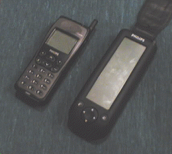 フィリップス社の携帯電話（左）と情報端末。このふたつがドッキング（合体）してひとつになる。 