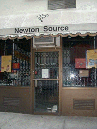 マックに注力しニュートンは切り捨てるというジョブス氏の戦略の影響か、パワーマックが発表された'94年3月に、ニューヨークにオープンした世界初のニュートン専門店、“the NewtonSouce”は閉店し、店舗は差し押さえとなっていた。考えてみれば筆者がこの店を訪れたのは開店直前（Power Mac発表の日）の2回だけだった。