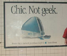 グランドセントラルステーション地下や会場の近くの駐車場に貼られたiMacの広告、「Chic. Not Geek.」（Chicはシック－－おしゃれ－－、Geekはおたくの意味。おたくっぽいデザインではなくてシックなiMacのデザインを指しているのだろう） 