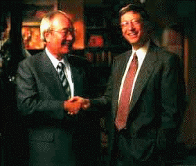 ニュースリリースとともに配布された写真。松下電器の森下洋一代表取締役社長（左）とマイクロソフトのビル・ゲイツ会長（右） 