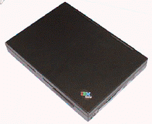 『ThinkPad 235』は今回の注目製品。A5ファイルサイズで重さ1.25kg。TypeIIのPCカードを最大で3枚使用可能。そのスペックはチャンドラの後継機を思わせる。ボディーにマグネシウム合金を利用した派手なデザインのマシンが流行だが、同機のデザインは非常にオーソドックス。『ThinkPad』の代名詞となった黒いボディーを指して、同社の堀田氏は「トレードマークの黒いボディーにほっとする中年男性も多いのでは」と語った。なお、同社は、4年前に発売された『ThinkPad 220』で、他社に先駆け、マグネシウム合金製のボディーを採用した経緯を持つ。当時は、傷を目立たせないためボディーを黒く塗装し、見た目ではそれとわからないようにしていた。