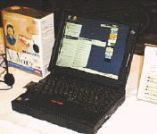 『ThinkPad 235』（左)と『同385XD』（右）。『235』のボディー両側から突き出ているのはバッテリーパック。メーカー保証外だが、市販のデジタルカメラ用バッテリーの使用も可能だという。