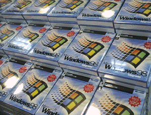 これが多くのユーザーを深夜の秋葉原に集めた張本人の『Windows 98日本語版』 