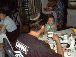 “キパ”という帽子を髪につけるユダヤ教の信者。町中でも多く見かける。イスラエルでは、ユダヤ教82パーセント、イスラム教14パーセント、キリスト教は2パーセント 