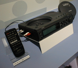 BSデジタルのオーディオ放送に使われるチューナー。受信アンテナとセットになっているのが特徴。三洋製。