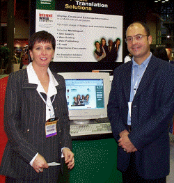 Alis Translatorのホームページ画面を前に、受賞を喜ぶ広報部長のキャサリン・レヴェスクさん(左)と営業部長のジャンピエール・セルヴァン氏(右) 