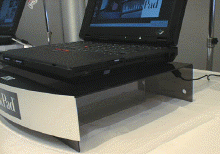 『ThinkPad i Series』のドライブ類はすべて本体の右側に配置されている。そのため、机上の実使用面積は本体と右側10cm程度に抑えられている。