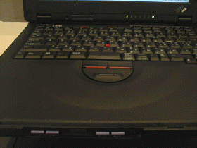 ポインティングデバイスには、『ThinkPad 600』と同じ“拡張版TrackPoint”を採用。パームレストは、半円形状に膨らんでおり、キーボードを打つ際に手が疲れにくいような設計になっている。