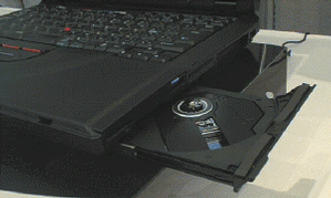 ディスプレーの両サイドには、米Altec Lansing社製のステレオスピーカーを内蔵。また、パソコンの電源を入れなくとも、CD-ROMドライブで音楽CDを再生することもできる。