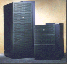 『NUMA-Q 2000』(左)と'99年発売予定の『NUMA-Q 1000』