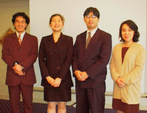 準備室のスタッフ。左から苗加茂和チーフITオフィサー、森田正子ディレクター、富永、中村氏