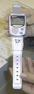 “低電圧・低消費電力LSI設計・プロセス技術”を利用して作られた腕時計型PHS。長野オリンピックの運営スタッフに配布され、オリンピック期間中に実際に使用された。発売などについては未定