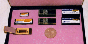 左列の3つが『DiskOnChip Millenium』。上からTSOP-IIパッケージ、32ピンDIPパッケージ、その内部、となっている。右の4つはリリース中の『DiskOnChip 2000』である