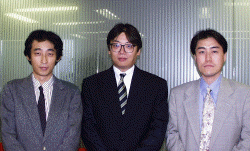 左から、同社製品統括部平井明夫マネージャー、佐藤聡俊統括マネージャー、松本真治アシスタント・マネージャー 
