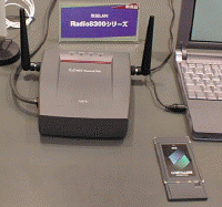 『R8300アクセスポイント』(左)と『R8300無線インターフェースカード』(右下) 