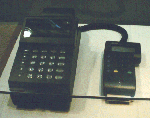 アンリツ(株)も、'99年4月に新宿で行なわれる電子商取引実験に使われるICカードターミナルを展示した。左は営業店用のPOS端末で、右は顧客がパスワードを入力するのに使う端末 