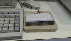 スイッチの一例。この試作品ではカセットテープのケースを利用。ふたを押し込むとスイッチが入るようになっている