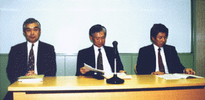 向かって左から、経営企画部長の中村直司氏、代表取締役副社長の松本満氏、経理部長の中木清氏