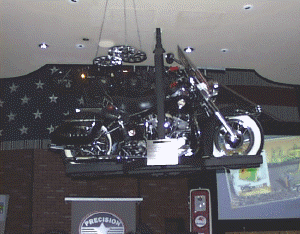 ハーレーダビッドソンが吊り下げられた“Harley-Davidson Cafe”