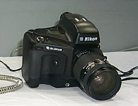 富士写真フイルム(株)のプロユース向けデジタルカメラ『DS-560』。140万画素のCCDを搭載する。ボディーは(株)ニコンのカメラを流用しておりFマウントのニッコールレンズが使用できる。画像はTypeIIのフラッシュメモリーに記録する。価格は77万円。