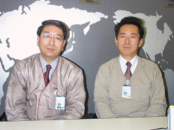「SMAPは、コンピューターに対するアンチテーゼ」と語る鈴木部長(左)と賀川課長(右)