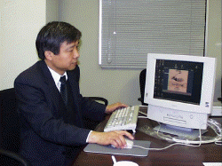 デュアル連想システムを紹介する藤井氏。開発中のため検索画面は現在未公開