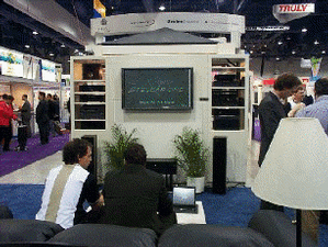 IEEE 1394で接続されたホームシアターシステムの例。アンプやビデオ、ディスプレーまですべてデジタル接続されているのがミソ 