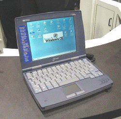 Handheld PC Proマシンとして、もっとも早く登場した米ヒューレット・パッカード社の『HP Jornada 820』。タッチパッドを搭載する。カラー版Palm-size PC『Jornada 428(?)』も近々登場するようだ。今回ヒューレット・パッカードは一般向けブースの出展はしていない