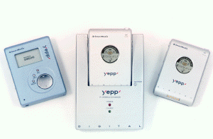 YP-B24(右)とYP-D40(中央)はマグネシウム合金のボディ。シンプルで高級感があるデザインだ。スマートメディアは32MBにも対応している。 